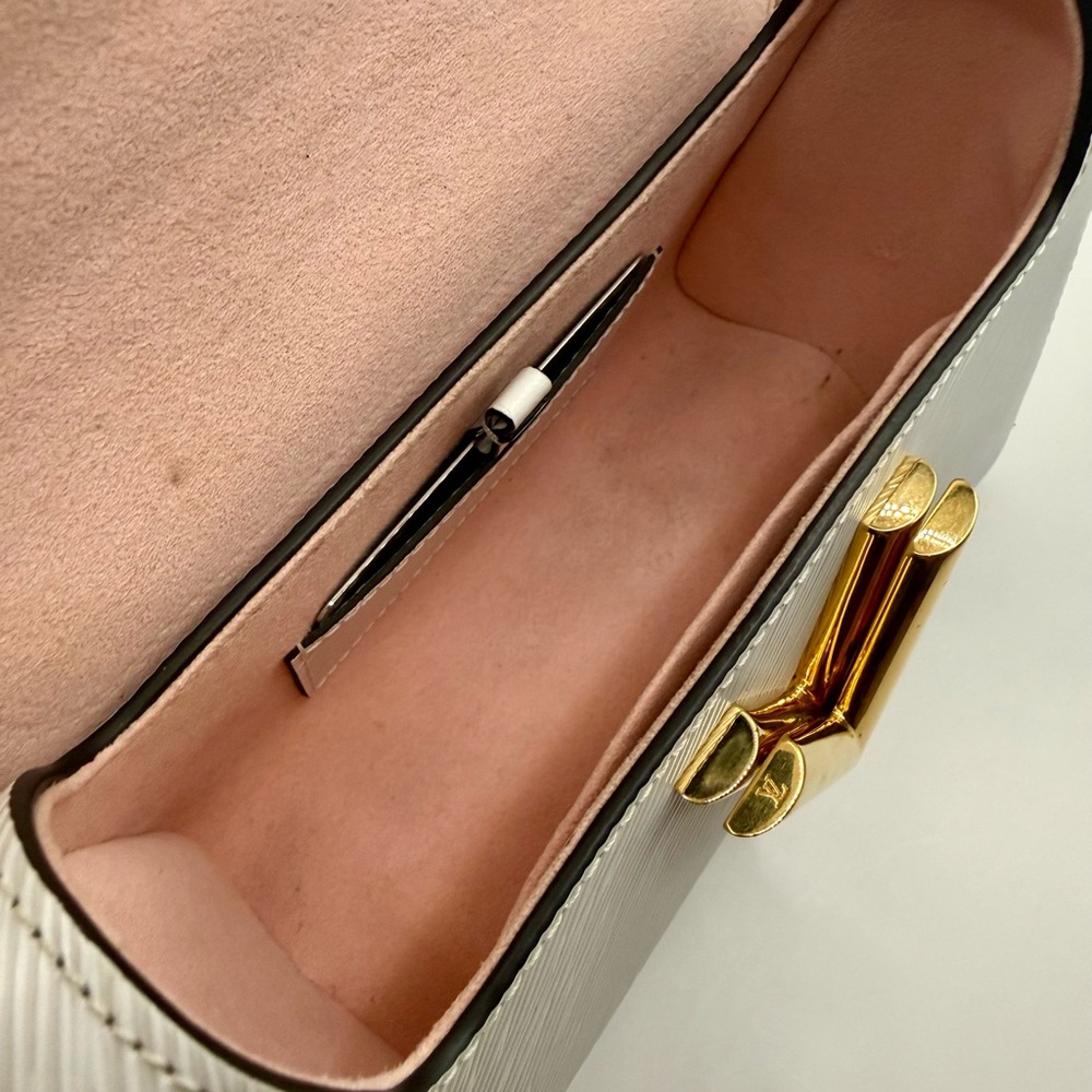 Louis Vuitton Bag - Picture 4 of 12